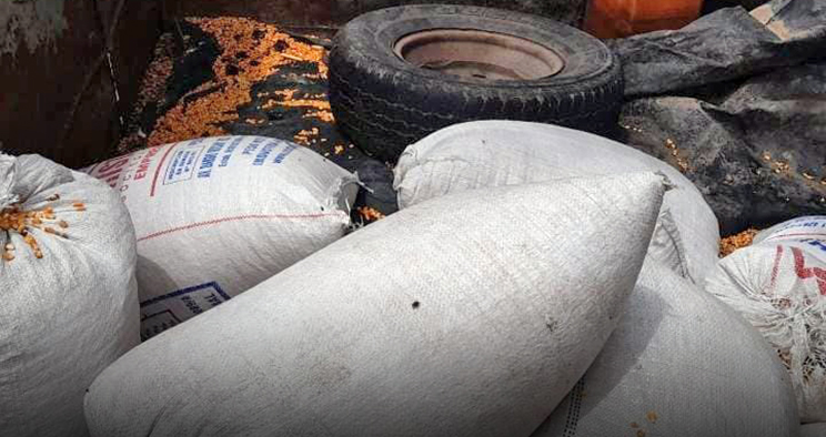 La policía atrapó a un hombre con pedido de captura mientras trasladaba cereal robado