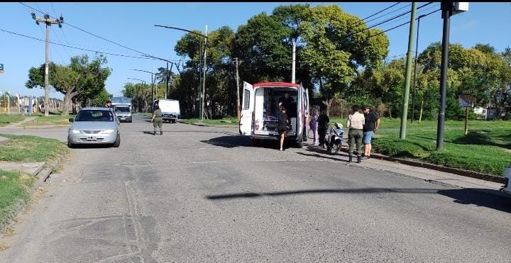 Choque entre un auto y una moto dejó a un joven con la clavícula rota