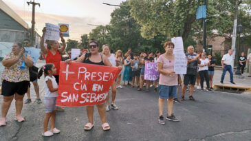 Protesta de vecinos de Puerto General San Martín con la seguridad como eje de sus reclamos