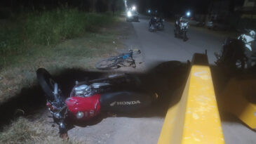 Un joven se estrelló con su moto contra un paredón: quedó en grave estado en el Eva Perón