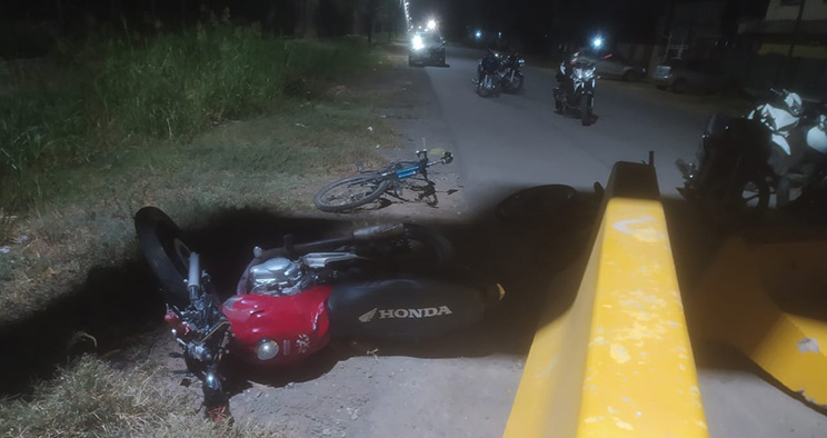 Un joven se estrelló con su moto contra un paredón: quedó en grave estado en el Eva Perón