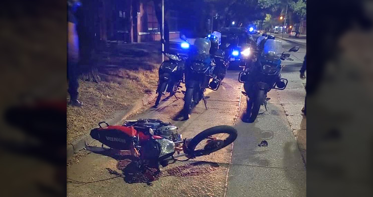 Siniestro fatal: un motociclista muerto y una joven conductora que casi linchan en el lugar