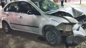 Por esquivar una moto, un automovilista terminó chocando contra un árbol