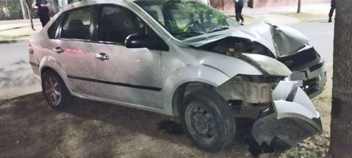 Por esquivar una moto, un automovilista terminó chocando contra un árbol