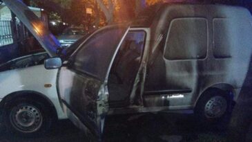 Se prendió fuego un vehículo y los vecinos ayudaron a su dueño a sofocar las llamas