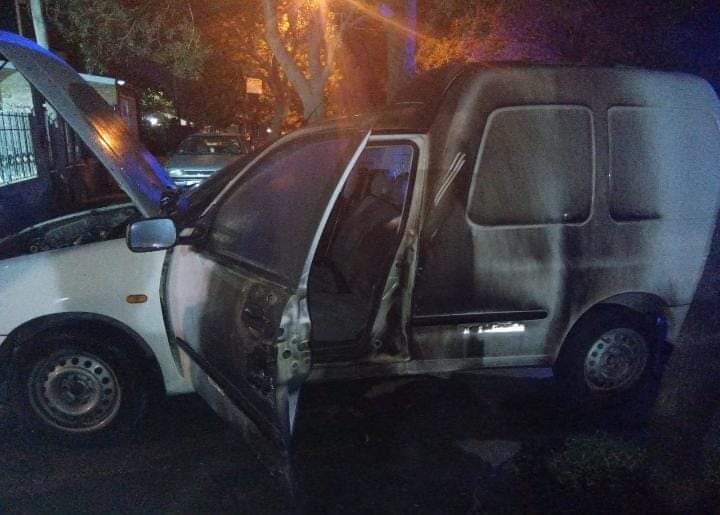 Se prendió fuego un vehículo y los vecinos ayudaron a su dueño a sofocar las llamas