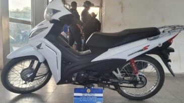 La policía demoró a una pareja de jóvenes por conducir una moto robada