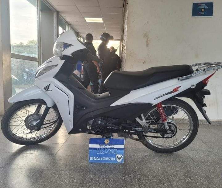 La policía demoró a una pareja de jóvenes por conducir una moto robada