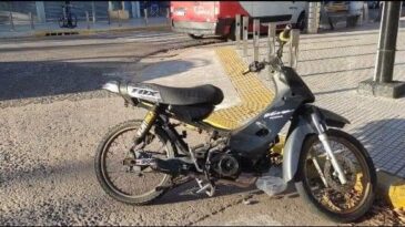 Choque entre una moto y un automóvil en una transitada esquina de la ciudad
