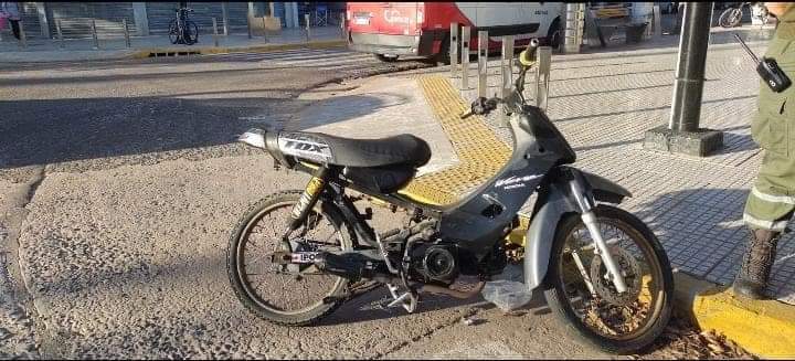 Choque entre una moto y un automóvil en una transitada esquina de la ciudad