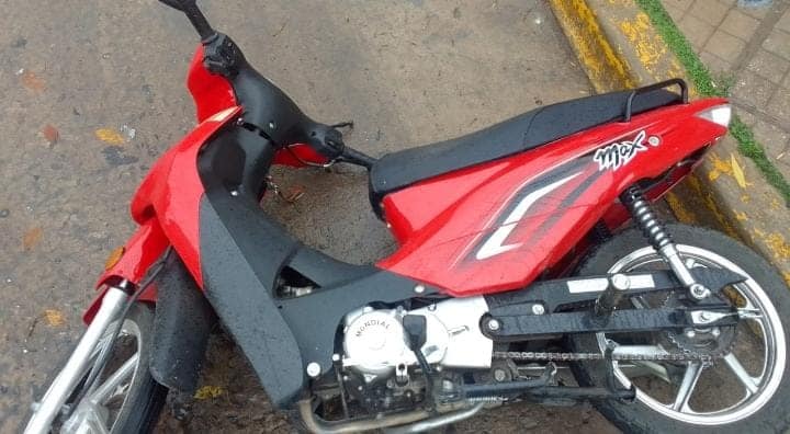 Un motociclista fue derivado al hospital con quebradura y golpes tras chocar con un auto