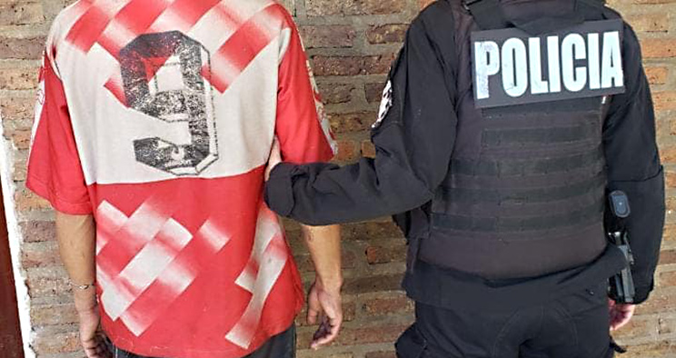 La policía atrapó a un sujeto mientras intentaba robar tejidos de la empresa Bunge