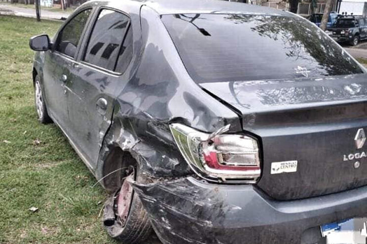 Circulaba por la autopista y la llevó por delante una Hilux que se dio a la fuga