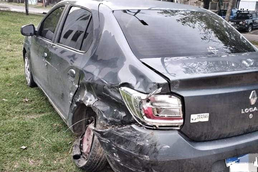 Circulaba por la autopista y la llevó por delante una Hilux que se dio a la fuga