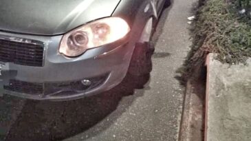 Quiso poner un cambio, se confundió y estrelló su auto contra un cantero