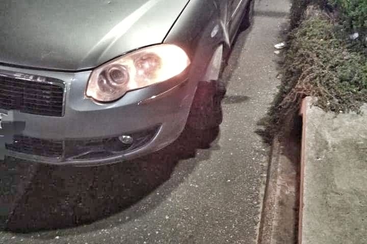 Quiso poner un cambio, se confundió y estrelló su auto contra un cantero