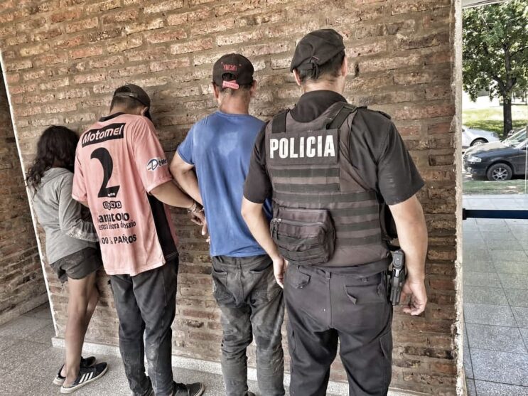 Una joven y dos hombres fueron aprehendidos por la policía en Barrio San Sebastián
