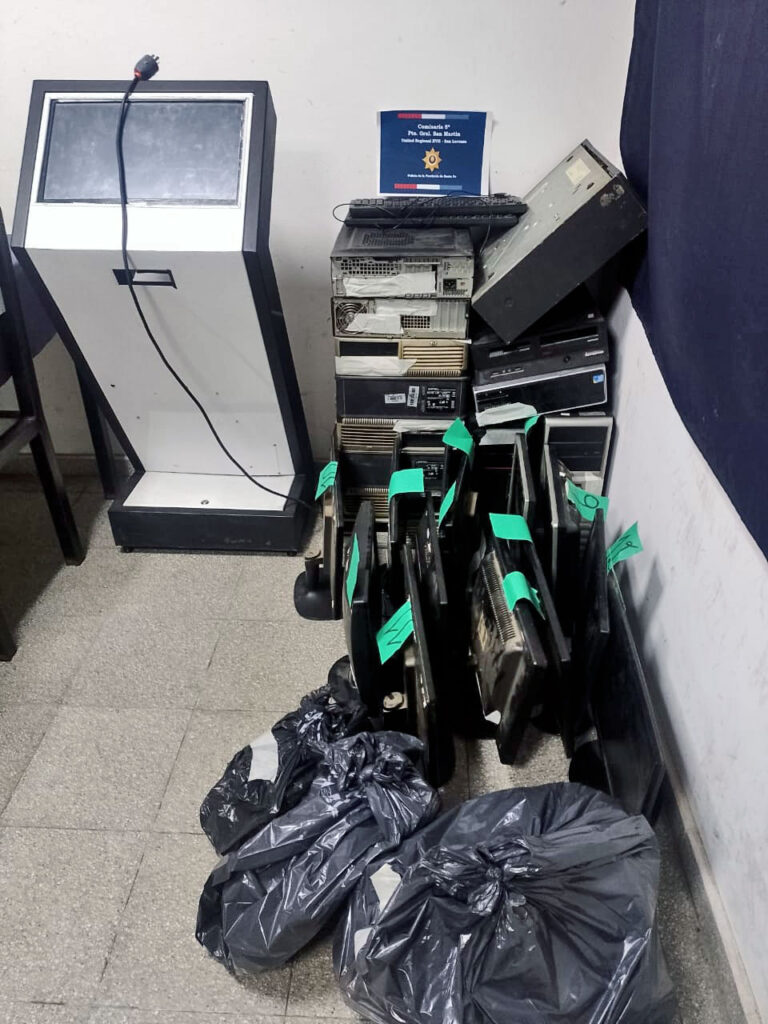 Desbarataron un "casinito clandestino" y varios apostadores terminaron en la comisaría